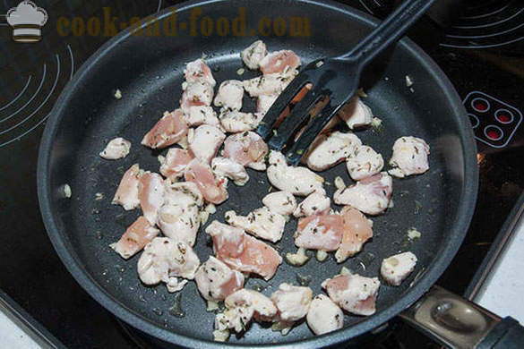 Paste cu carne de pui într-un sos cremos