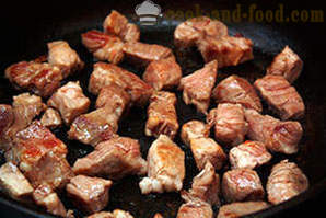 Carne de porc prăjit cu dovlecei în tigaie