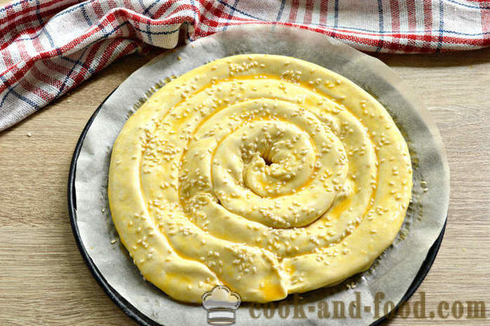 Pie Melc de puf de patiserie finit - cum ar fi copt un tort strat, melcul cu brânză și cârnați, un pas cu pas reteta fotografii