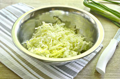 Salata Maioneza cu varză chinezească și cârnați - Cum să pregătească o salată cu varză chinezească cu ou, un pas cu pas reteta fotografii