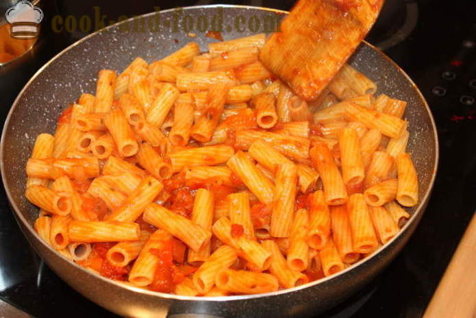 Fel de mâncare ziti Italiană - cum ar fi paste coace în cuptor cu brânză, roșii și șuncă, un pas cu pas reteta fotografii