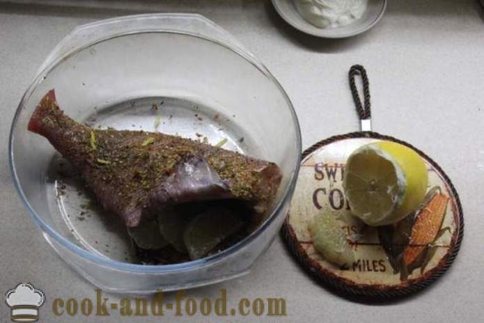 Biban de mare în sos de smântână în cuptor - cum să gătească un bas de mare delicioase în cuptor, cu un pas cu pas reteta fotografii