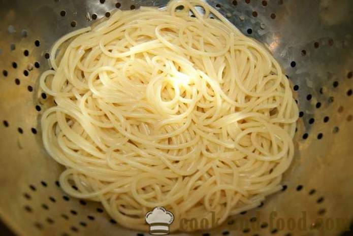Spaghete Monster - lumină și gustoase mâncăruri calde pentru Halloween cu mâinile sale, pas cu pas reteta fotografii