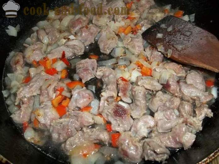 Ventriculi de pui fiert în sos de smântână într-o tigaie - cum să gătească o ventriculi de pui delicios, un pas cu pas reteta fotografii