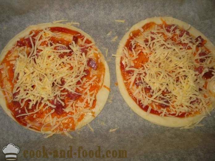 Mini pizza produse de patiserie puf cu cârnați și brânză - cum să facă un foetaj mini-pizza, cu un pas cu pas reteta fotografii