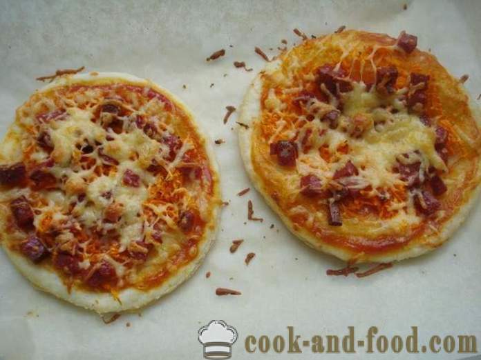 Mini pizza produse de patiserie puf cu cârnați și brânză - cum să facă un foetaj mini-pizza, cu un pas cu pas reteta fotografii