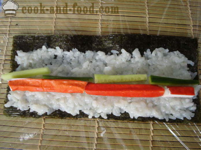Sushi cu bastoane crab și castravete - modul de a face sushi cu bețe de crab la domiciliu, pas cu pas reteta fotografii