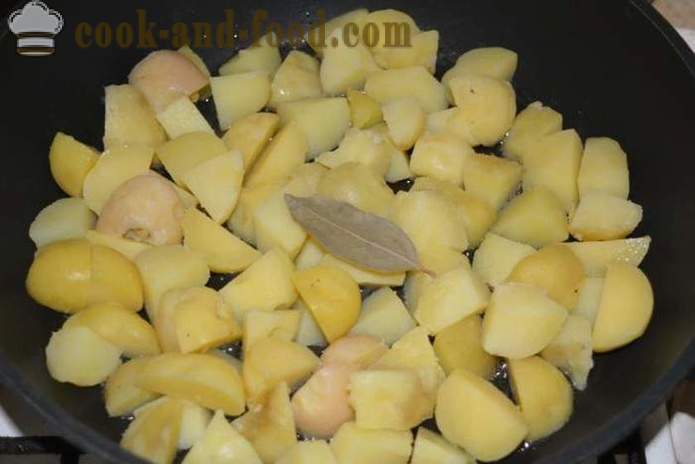 Cartofi fierți în pieile lor într-o tigaie - fel de mancare delicios de cartofi fierti in coaja lor pentru garnitura