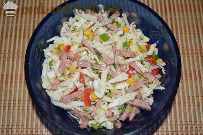 Salata de varză chinezească cu cârnați afumat, ardei și conserve de porumb - cum să pregătească o salată de varză chinezească cu porumb și cârnați, un pas cu pas reteta fotografii
