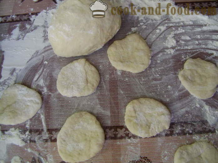 Placinte prăjit cu ficat - cum de a găti plăcinte cu ficat prăjit într-o tigaie, cu un pas cu pas reteta fotografii