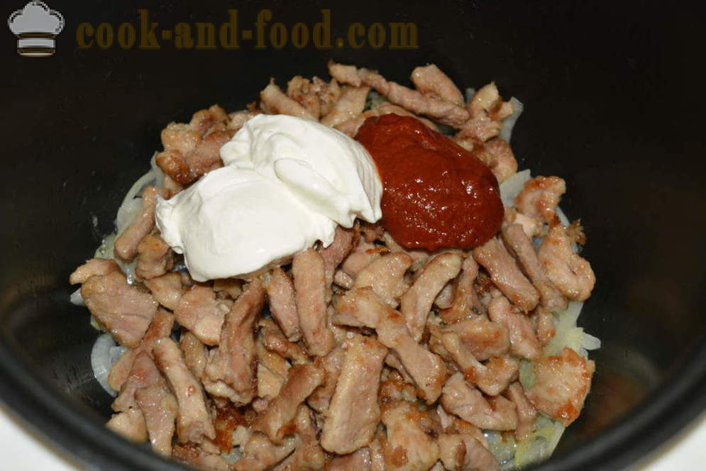 Stroganoff de porc cu smantana si pasta de tomate - modul de a găti carnea de vită Stroganoff cu sos în multivarka, pas cu pas reteta fotografii