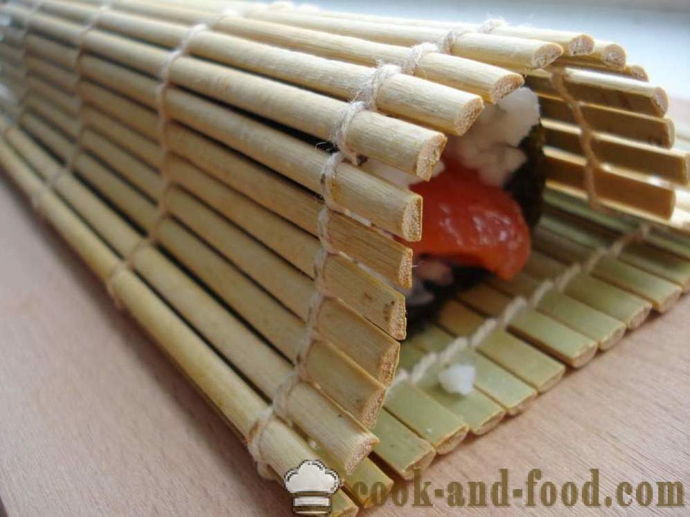 Rulouri de sushi cu orez și pește roșu - cum să gătească sushi role acasă, pas cu pas reteta fotografii