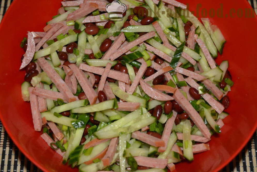 Salata cu fasole roșie și conserve din mezeluri - Cum se pregătește o salata cu fasole și cârnați afumați, un pas cu pas reteta fotografii