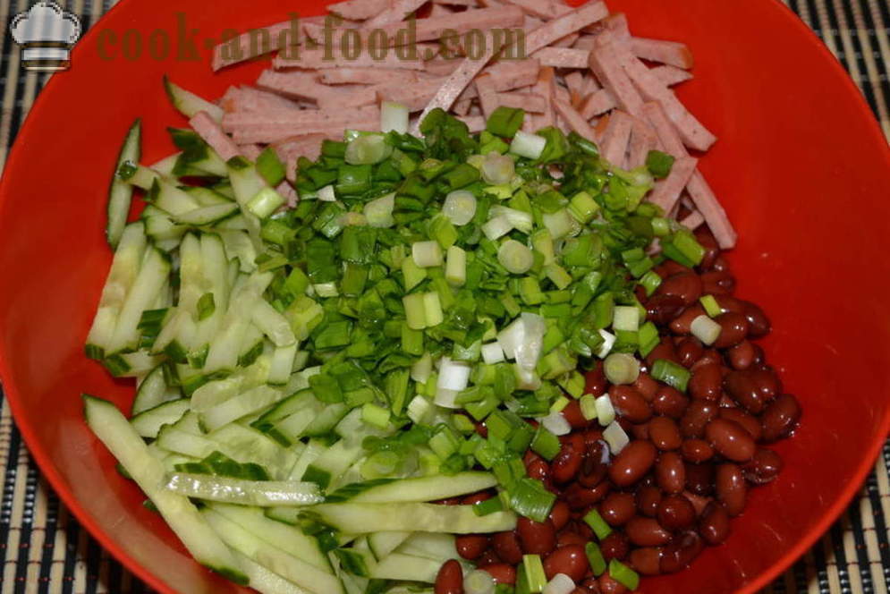 Salata cu fasole roșie și conserve din mezeluri - Cum se pregătește o salata cu fasole și cârnați afumați, un pas cu pas reteta fotografii