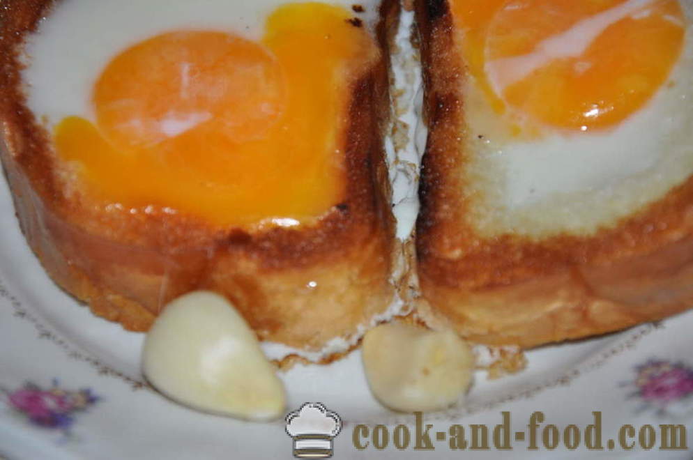 Ouă neobișnuite în pâine în tigaie - cum să facă o ouă neobișnuite, pas cu pas reteta fotografii