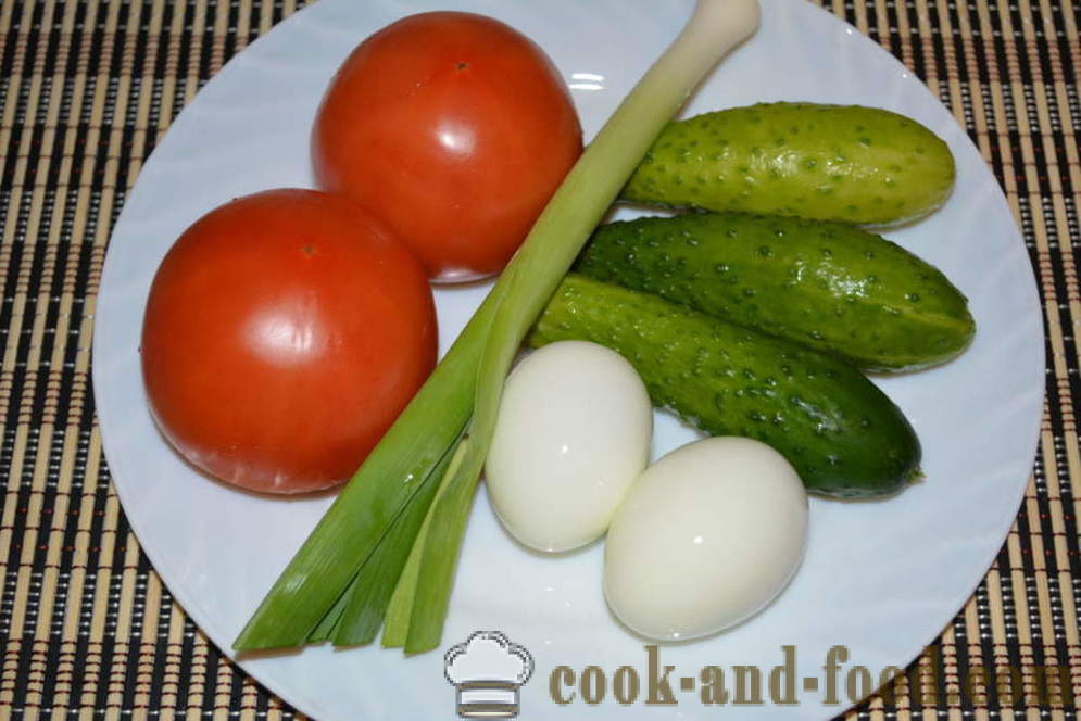 Salata de castraveți proaspeți simplă și roșii cu ou și praz - modul de a găti salata de legume cu maioneza, un pas cu pas reteta fotografii