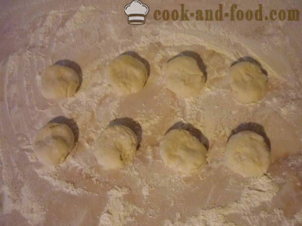 Turte de drojdie prăjit într-o tigaie - cum să facă prăjituri cu umpluturi, un pas cu pas reteta fotografii