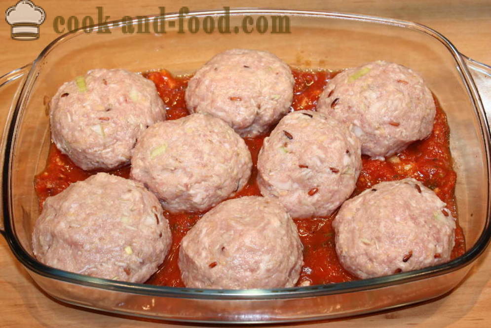 Chiftele de carne tocată și orez în tomate și sos de smântână - cum să gătesc chiftele cu sos în cuptor, cu un pas cu pas reteta fotografii