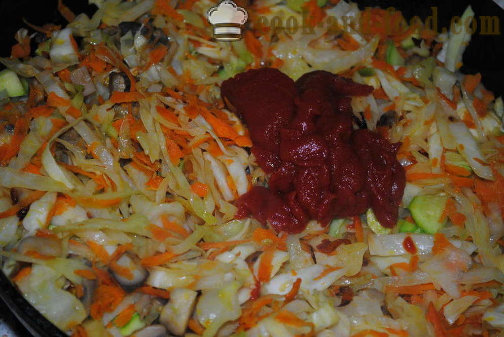 Varză înăbușit cu ciuperci si pasta de tomate intr-o tigaie - cum să gătească o tocană delicioasă de varză, un pas cu pas reteta fotografii