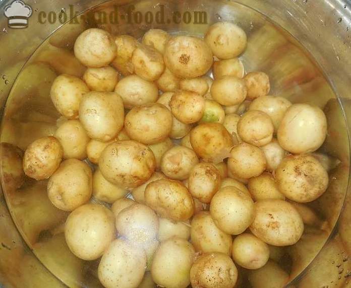 Cartofi noi mici întregi prăjite într-o tigaie cu usturoi și mărar - cum se curata si se gateste un mic cartofi noi, reteta cu fotografie