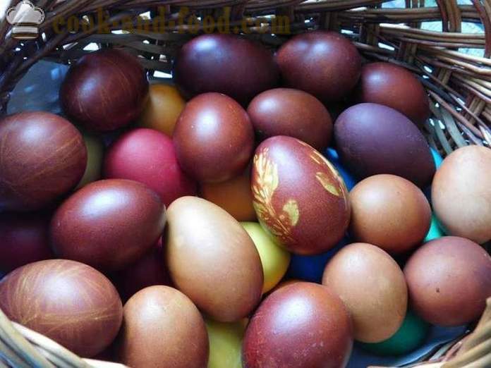 Cum să picteze ouă în piei de ceapa cu un model sau uniform - reteta cu o fotografie - pas prin culoarea corectă a ouălor piei de ceapa