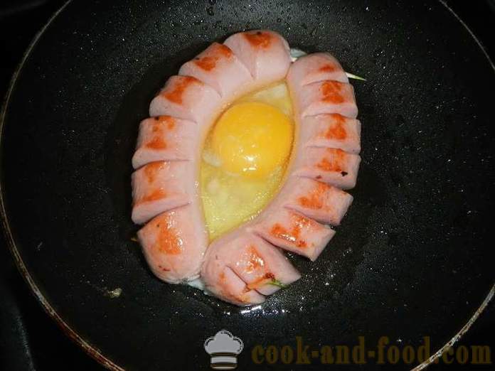 Ouă delicioase și frumoase, cu cârnați într-o barcă pentru micul dejun - cum să gătească ouă prăjite ou prăjit într-o tigaie cârnat - un simplu pas cu pas reteta fotografii