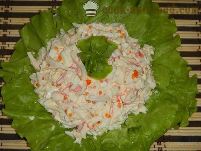 O salata simpla si delicioasa cu bastoane, calmari crab și icre roșii - cum să pregătească o salata de calmar cu ou, un pas cu pas reteta cu fotografii.