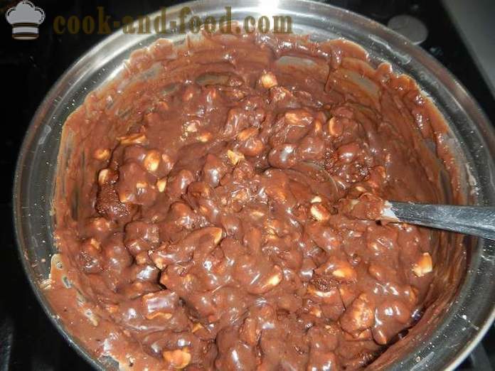 Biscuiți de casă ciocolată cârnați cu lapte condensat și fructe cu coajă, ou liber - pas cu pas reteta pentru salamul de ciocolată, cu fotografii.