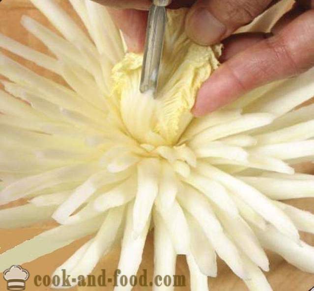 Carving pentru începători legume: flori Chrysanthemum de varză chinezească, fotografii